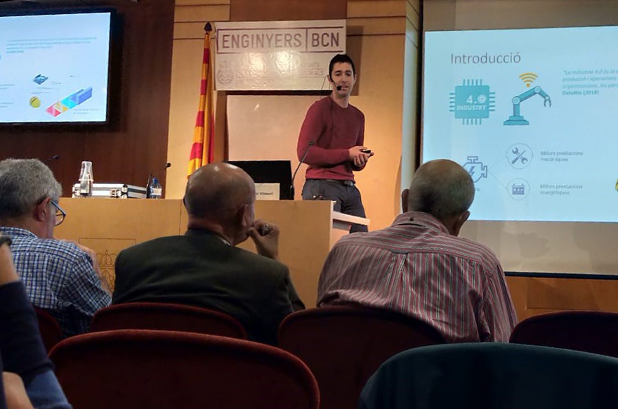 Leonard Ruiz durant la presentació del seu Treball de Fi de Màster al Col·legi d'Enginyers de Barcelona.