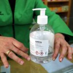 Gels desinfectants al doble de preu: els farmacèutics recorren a proveïdors no habituals
