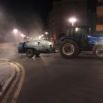 Pagesos de Vila-seca desinfecten els carrers del municipi abans de la sortida dels infants