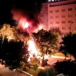 Vídeo: Forta explosió en un camió de la neteja davant el Carrefour de Reus