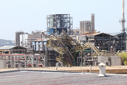 Pla general de la zona on va explotar un reactor a la planta de derivats d'òxid d'etilè a les instal·lacions de l'empresa IQOXE a La Canonja.