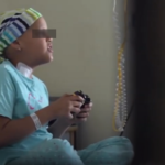 Jugar a videojocs alleuja en un 30% el dolor dels infants amb càncer, segons un estudi participat per la URV