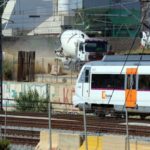 Interrompuda la circulació fèrria entre el Prat i Gavà pel descarrilament d’un tren de Rodalies