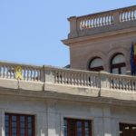 Ciutadans porta als jutjats el llaç groc penjat a l’Ajuntament de Reus