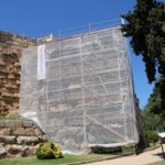 ‘Atemptat contra el patrimoni’: Operaris foraden la muralla romana i el relleu de Minerva que havien de restaurar