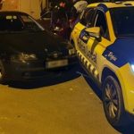 La policia torrenca deté un home que circulava sense llums i va envestir el vehicle policial