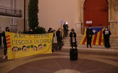 Més de 150 de persones protesten contra l’obligatorietat d’impartir el 25% de les classes en castellà a Vila-seca