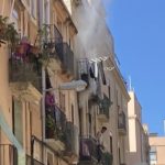 Vídeo: Insòlit, resulta ferit en intentar apagar el foc escalant per la façana de casa seva a Reus