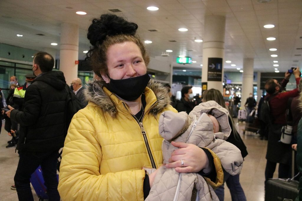 Ivana, amb el seu nadó als braços, acabada d'arribar d'Ucraïna. Foto: ACN