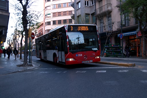 Un autobús de Tarragona circulant pel centre de la ciutat. Foto: Mar Rovira