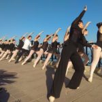 200 ballarins i ballarines commemoren el Dia de la Dansa al Balcó del Mediterrani