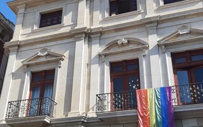 El domàs símbol del col·lectiu LGBTI penjarà aquest dimarts del Palau Municipal