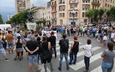 Prop d’un centenar de tarragonins protesten per les morts en l’assalt a la frontera a Melilla