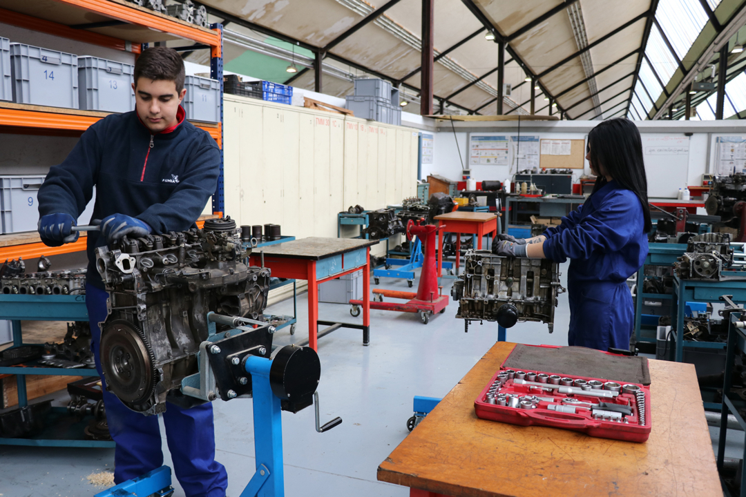 Alumnat del CFGM Electromecànica de vehicles. Foto: IES Pere Martell