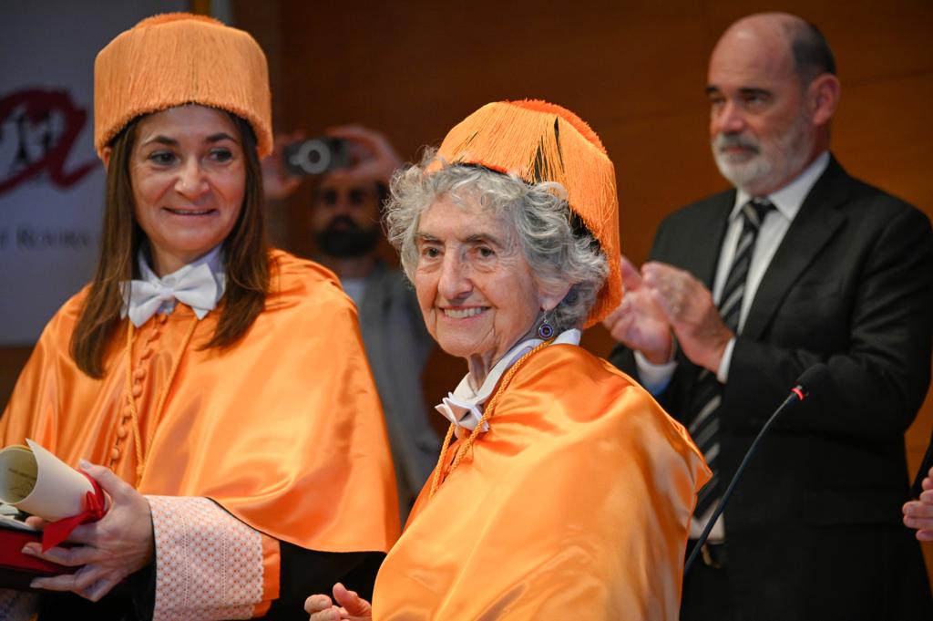 Lourdes Beneria, després de ser nomenada doctora honoris causa, sota la mirada de Maria Llop, padrina que n'ha fet la lloança. Foto: URV