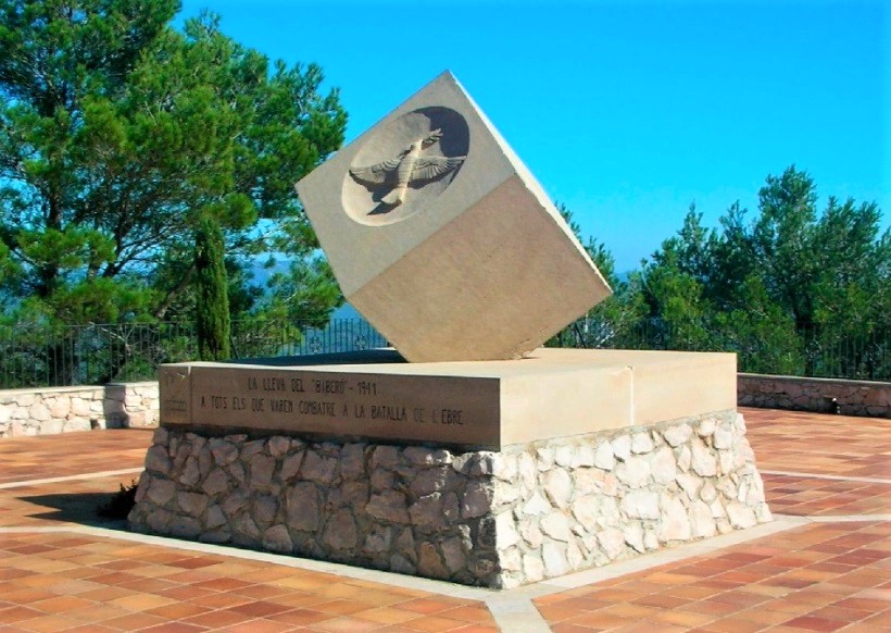 Monòlit dedicat a la Lleva del Biberó de la Batalla de l'Ebre ubicat al Mirador de la Serra de Pàndols. Cedida.
