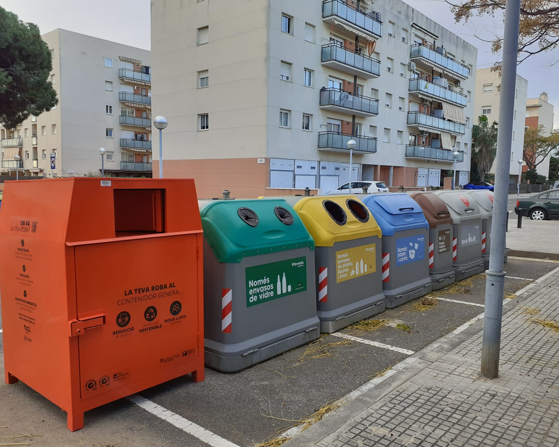 L'Ajuntament ha instal·lat nous contenidors de roba en set carrers del municipi. Cedida.