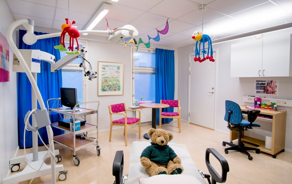Sala d'exploració mèdica a la "Casa dels infants" de Linkôping, Suècia. Foto: Ferran Martí / Save the Children.