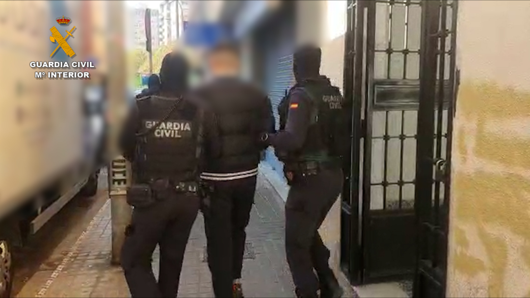 Agents de la Guardia Civil efectuant una detenció en el marc de l'Operació Extintors per desarticular el grup criminial. Foto: ACN
