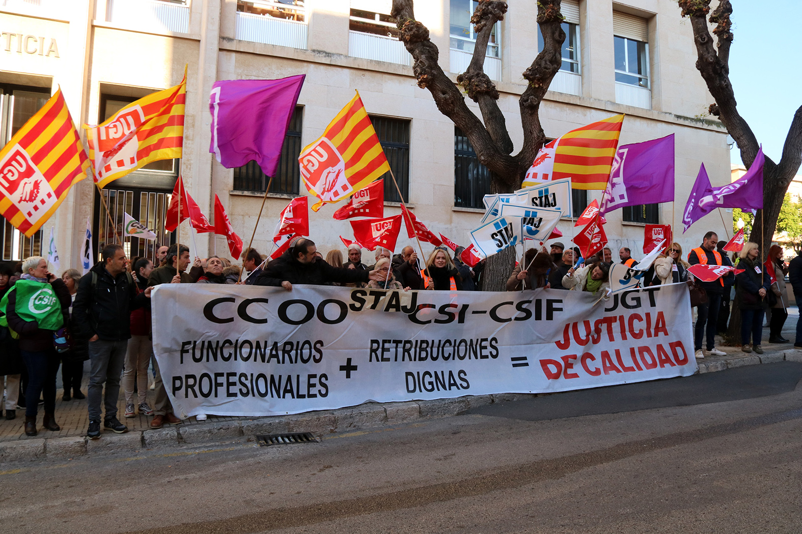 Els sindicats han realitzat una protesta davant l'Audiència Provincial de Tarragona. Foto: ACN