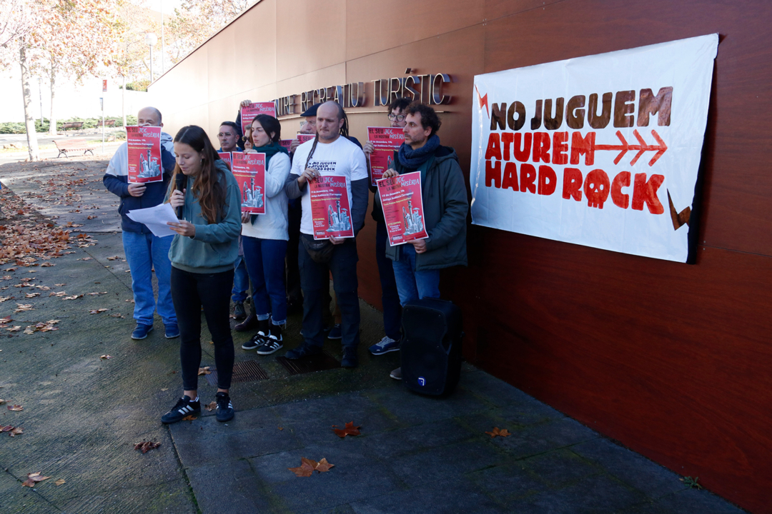 Activistes de la plataforma Aturem Hard Rock davant la seu del CRT. Foto: ACN