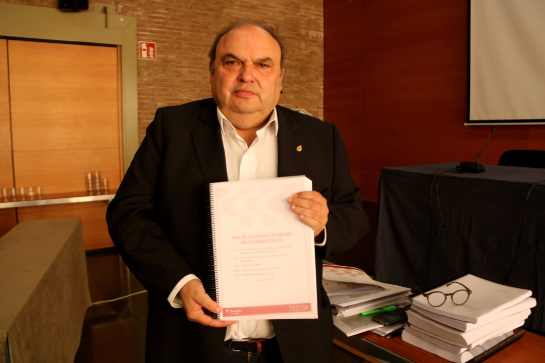 El conseller d'Hisenda, Jordi Fortuny, amb la documentació del nou contracte de neteja de la ciutat aprovat pel ple. Foto: ACN