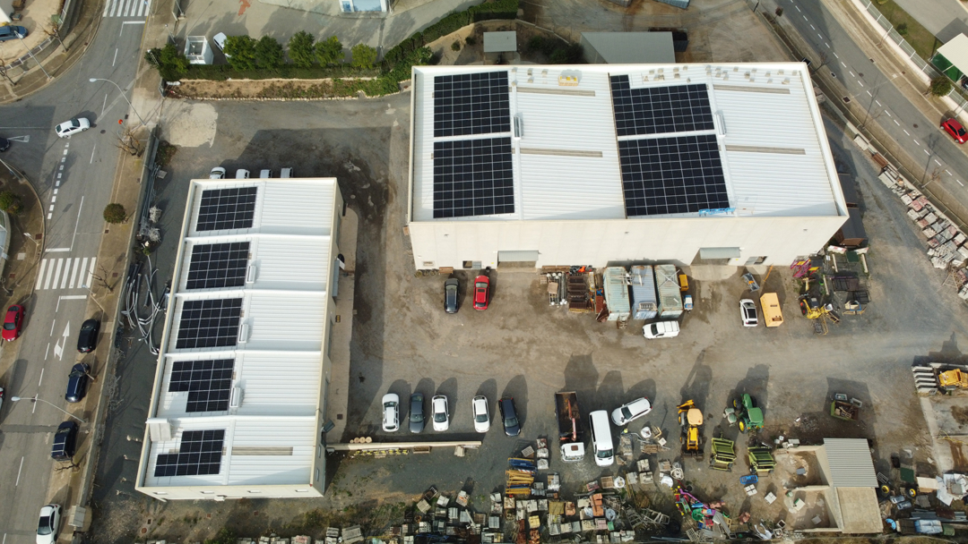 Imatge aèria de les plaques solars instal·lades, captada pel dron de la Policia Local. Foto: Cedida