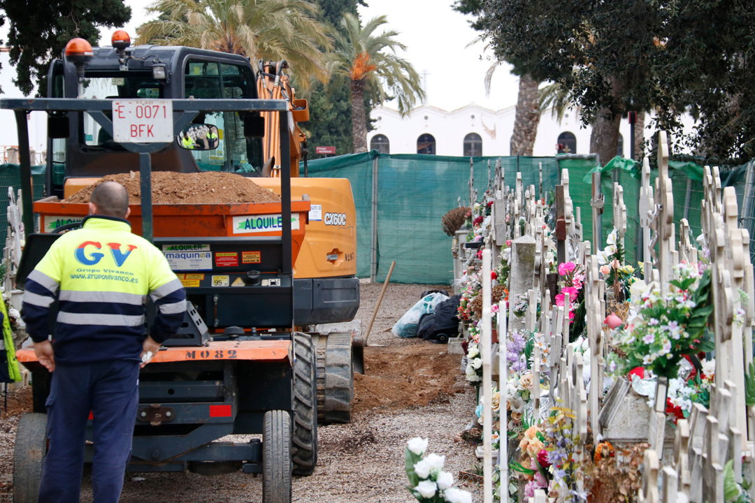 Treballs en la fossa comuna del cementiri de Reus per recuperar les restes de Cipriano Martos. Foto: ACN