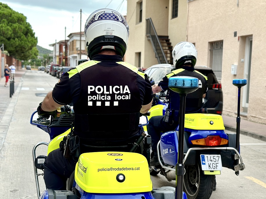 Imatge d'arxiu de dos agents motoritzats de la Policia Local de Roda. Foto: Cedida