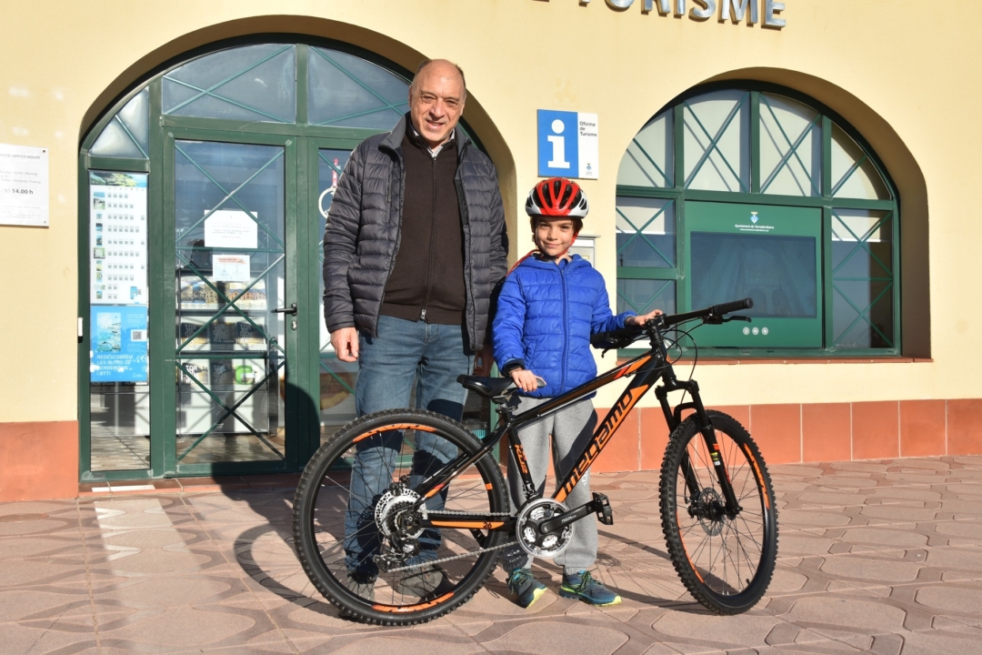 El guanyador, Pau Escoda, amb la seva bicicleta. Foto: Cedida