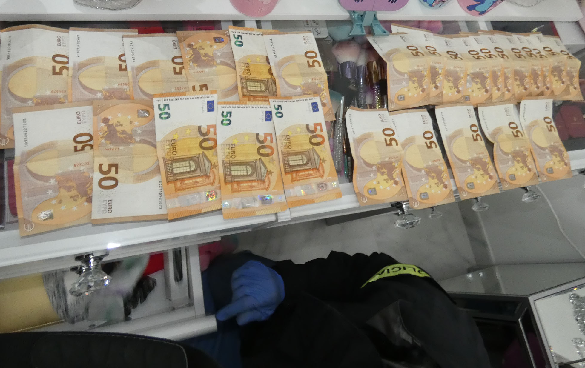 Els agents també van trobar 2.200 euros en bitllets. Foto: Mossos