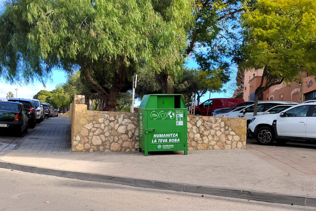 Un dels contenidors de recollida de roba usada d'Altafulla. Foto: Cedida