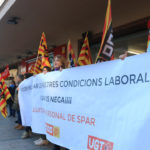 Treballadors dels supermercats Spar es concentren a Reus per reclamar millores laborals