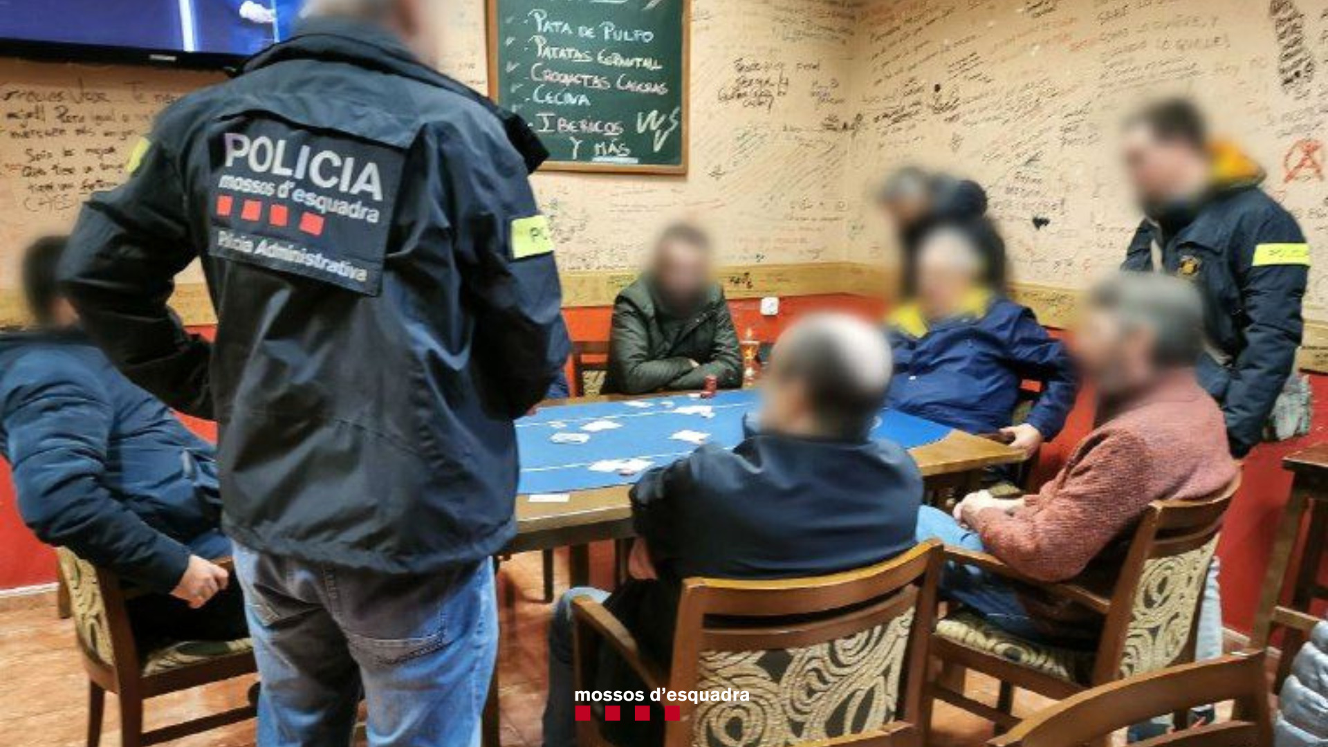 Agents dels Mossos d'Esquadra interrompen la partida de pòquer de Cambrils. Foto: Mossos