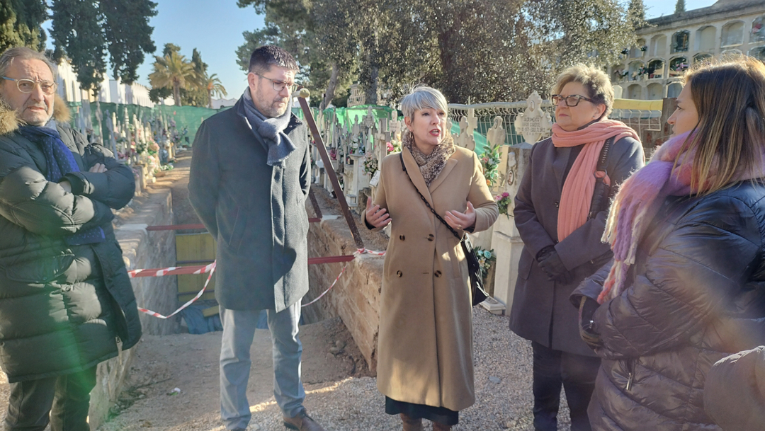 Pallarès ha visitat el cementiri de Reus acompanyada de l'exconsellera Ciuró. Foto: Cedida