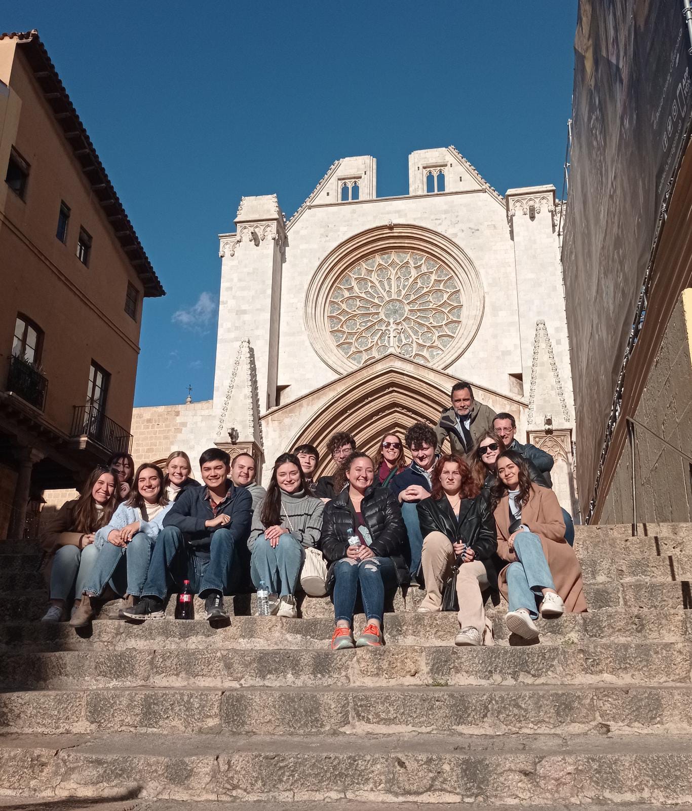 Els alumnes de la Universitat d'Arkansas a les escales de la catedral de Tarragona. Foto: Cedida