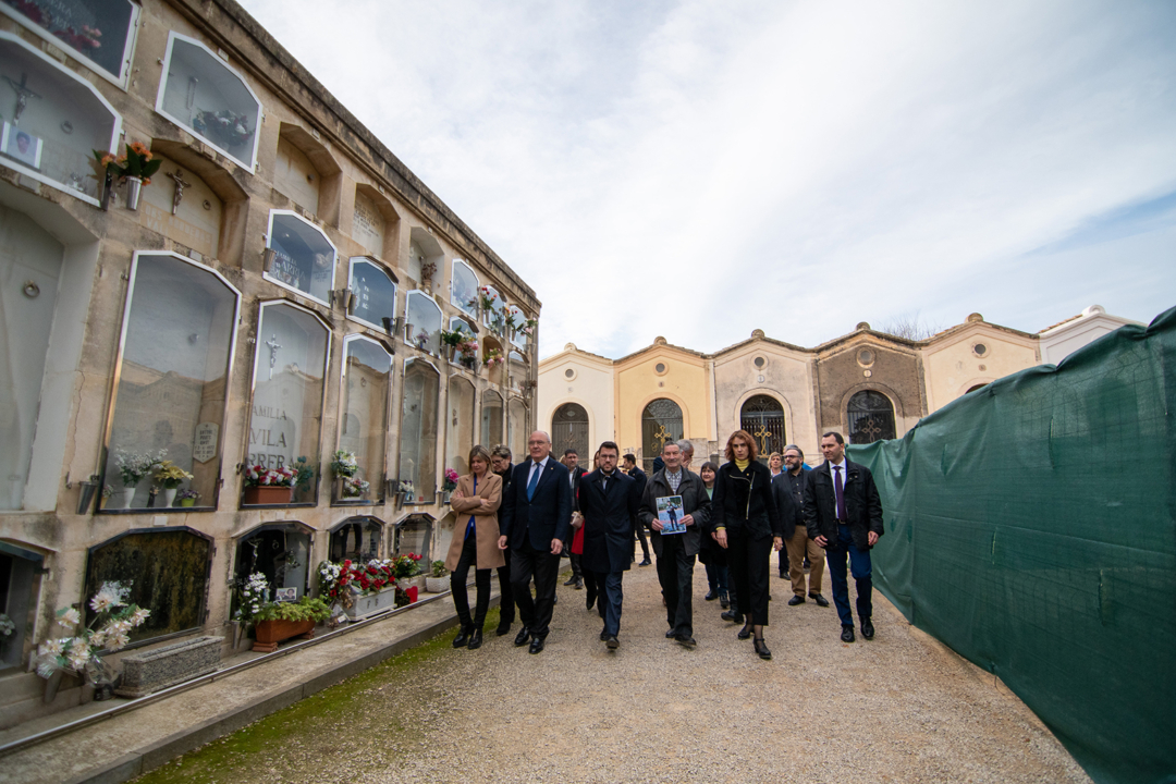 El president de la Generalitat i tota la comitiva al cementiri de Reus. Foto: Cedida