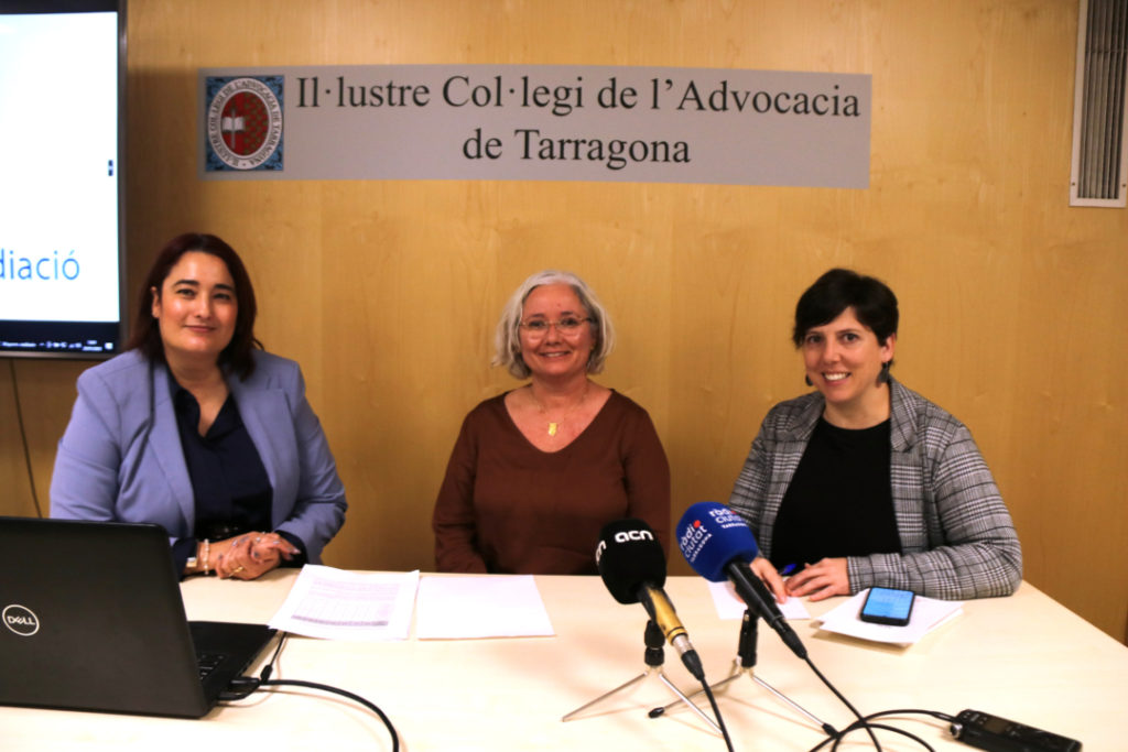 La degana de l'ICAT, Estela Martín; la presidenta de la Comissió de l'ICAT, Maria José Bertomeu, i Maria Teresa Prats, dels SSTT de Justícia de Tarragona. Foto: ACN