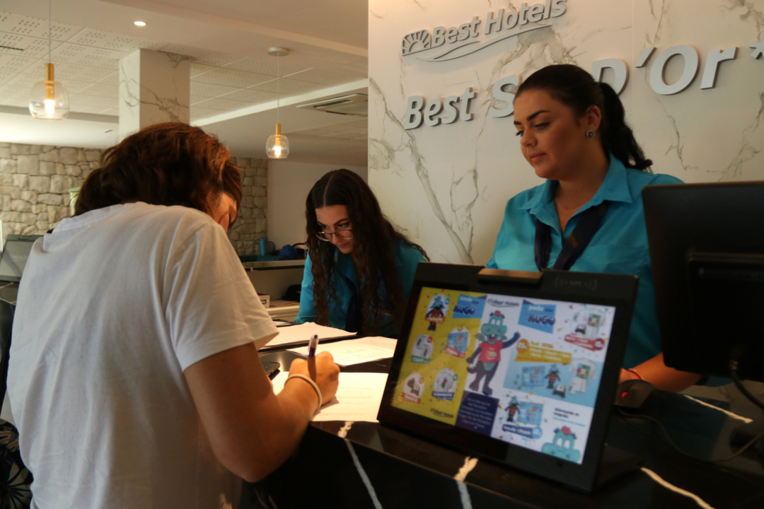 Un turista a la recepció d'un hotel de Vila-seca. Foto: ACN