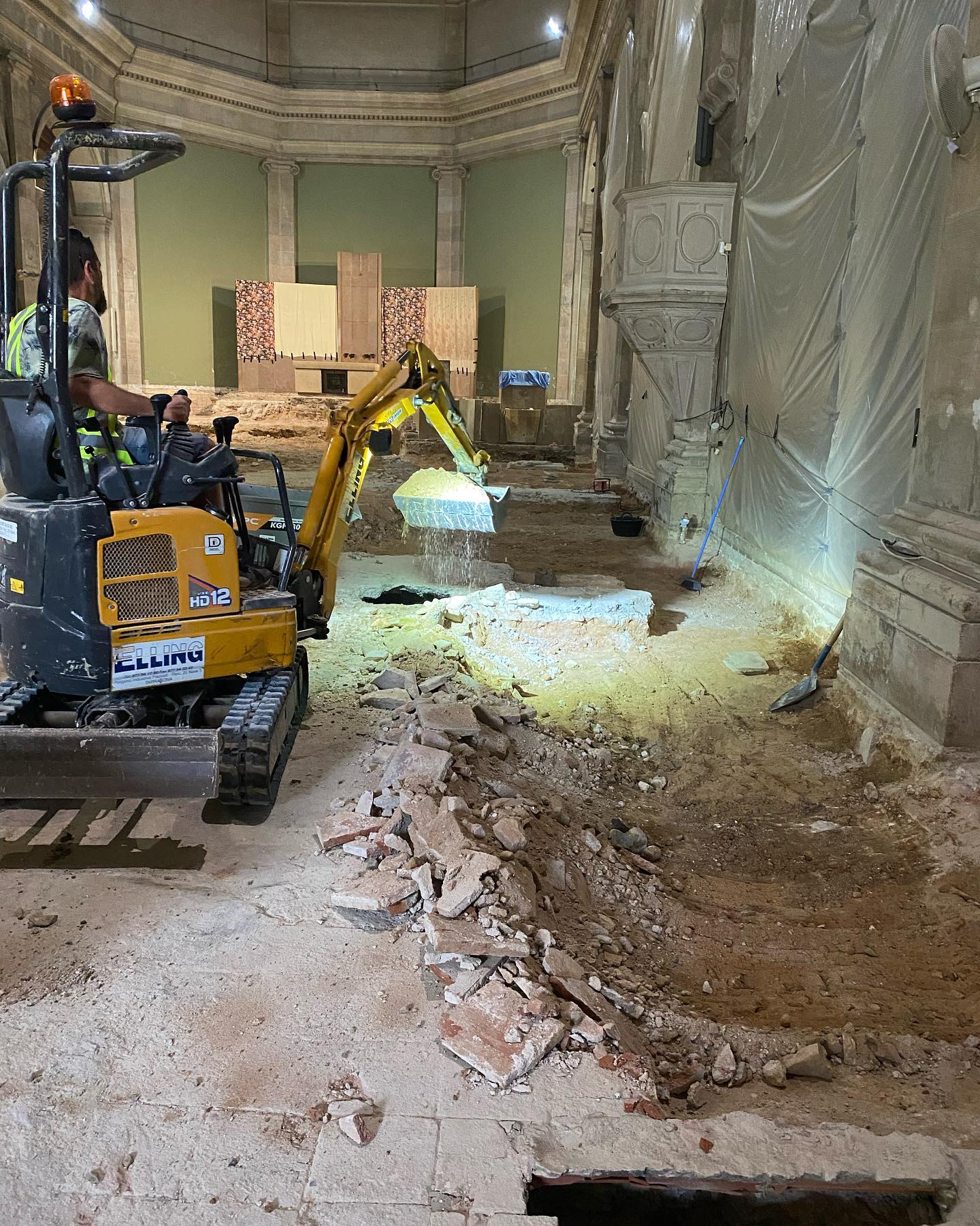 Imatge de les màquines treballant a l'interior de l'església de Sant Jaume de Riudoms. Foto: Cedida