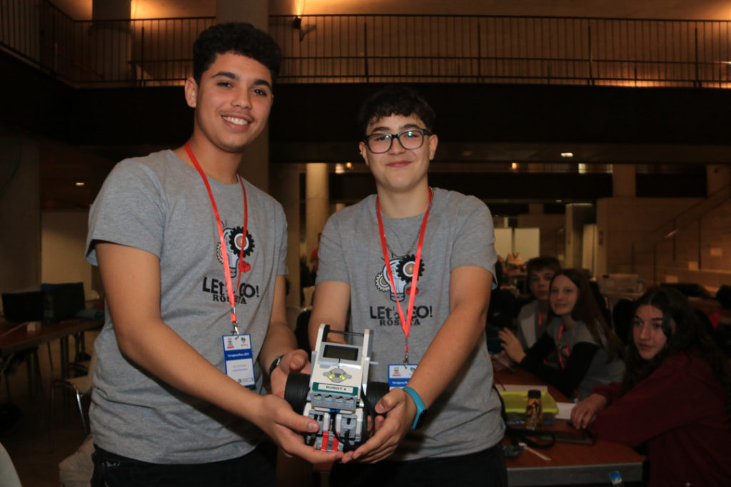 Dos estudiants mostren el robot amb què han competit. Foto: ACN