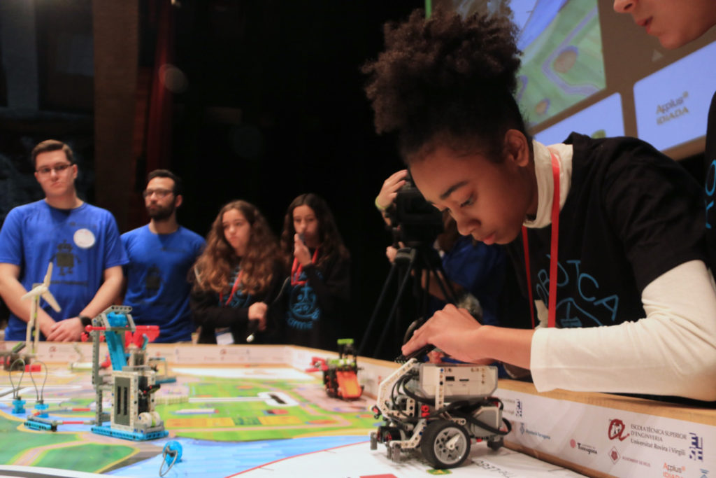 Una estudiant ajusta el robot amb què participa a la First Lego League. Foto: ACN