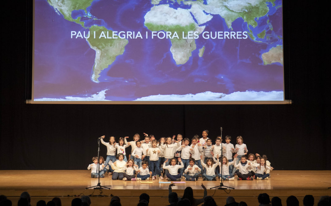 Els escolars tarragonins fan un crit per la pau i la no-violència