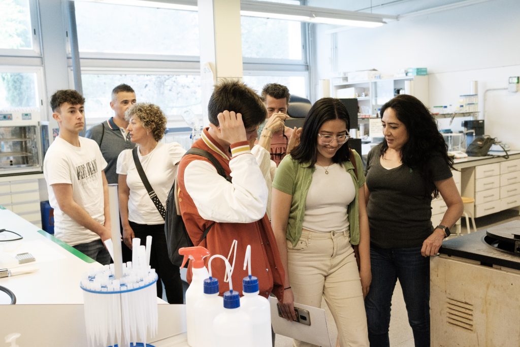 Assistents a la Jornada de Portes Obertes del curs 2021-22, al laboratori de la Facultat de Química. Foto: URV