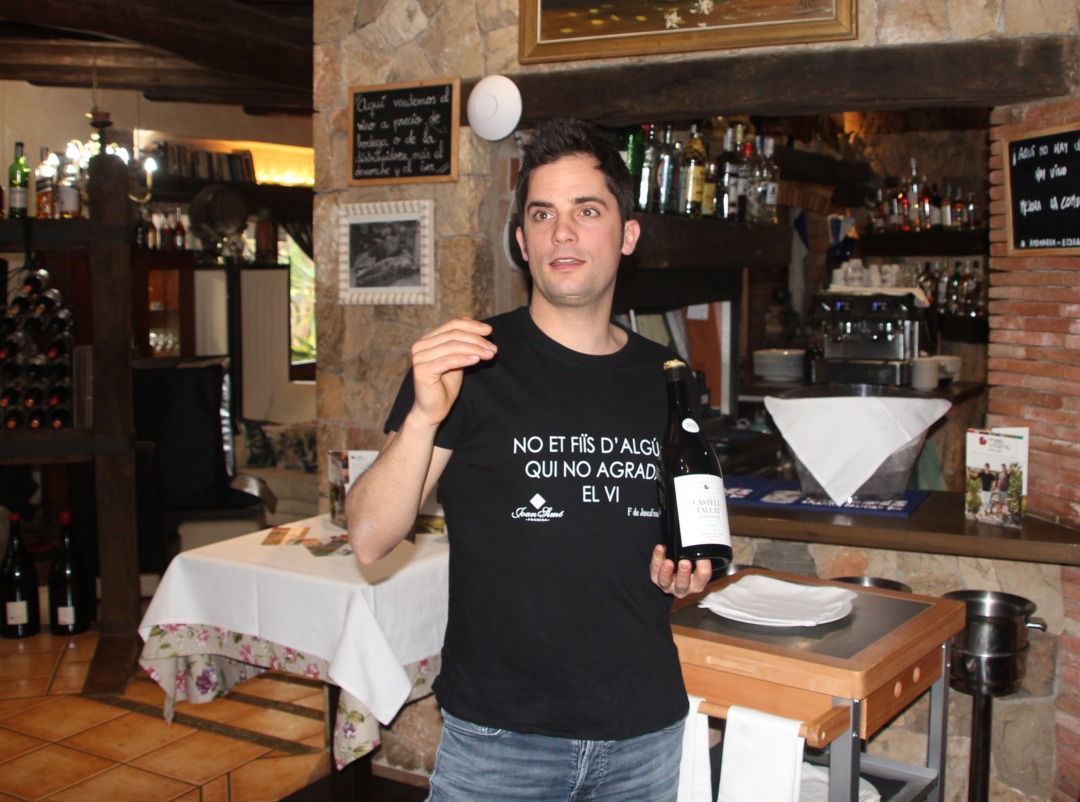 Vicenç Ferrer, de Mas Vicenç, explicant una de les deu propostes de vins de l'àpat. Foto: Helder Moya