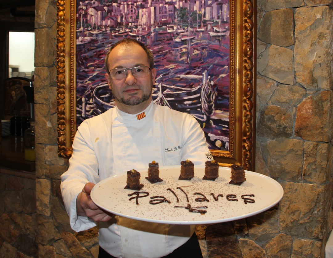 El mestre pastisser, Jordi Pallarès, amb una de les seves creacions. Foto: Helder Moya