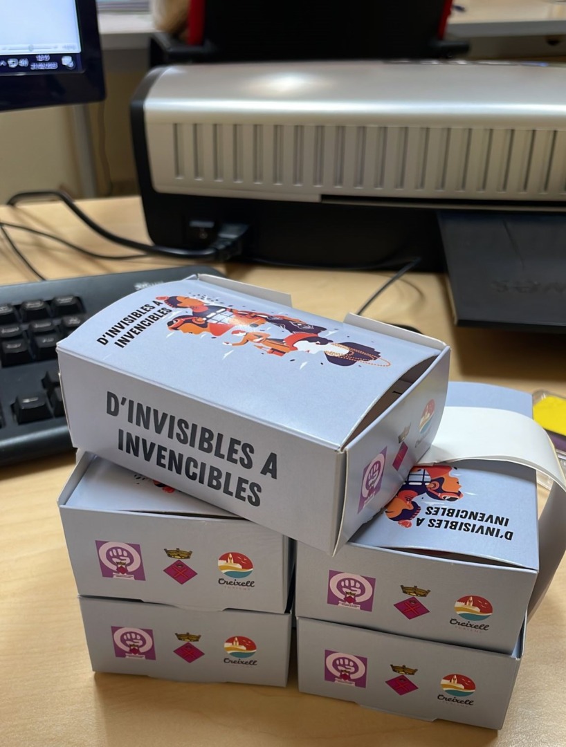 El joc de cartes D'Invisibles a Invencibles. Foto: Cedida