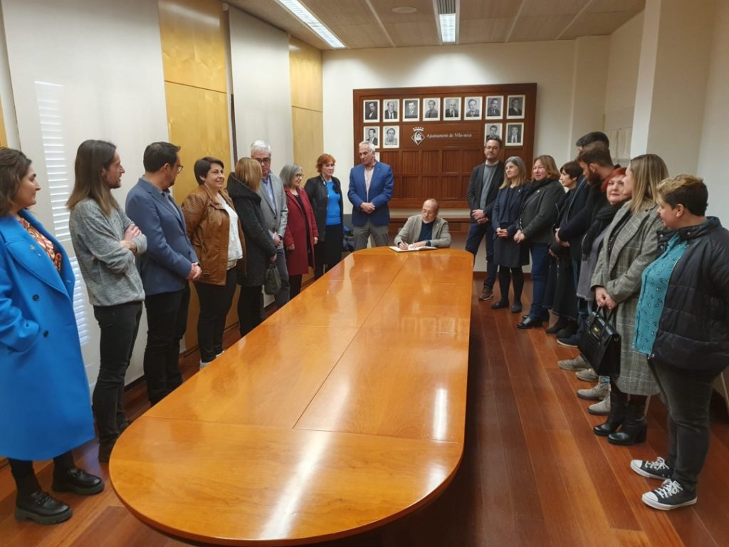 El conseller Carles Campuzano va signar al llibre d'honor de l'Ajuntament de Vila-seca. Foto: Cedida