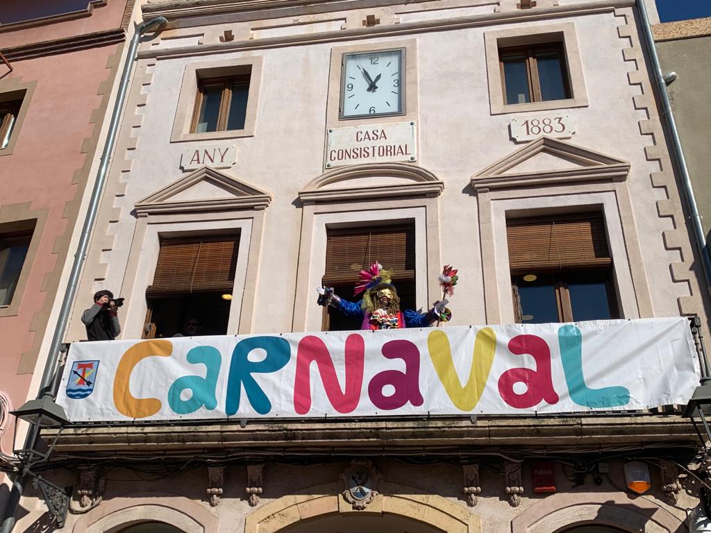 El Rei Carnestoltes al balcó de l'Ajuntament de la Canonja. Foto: Tots21