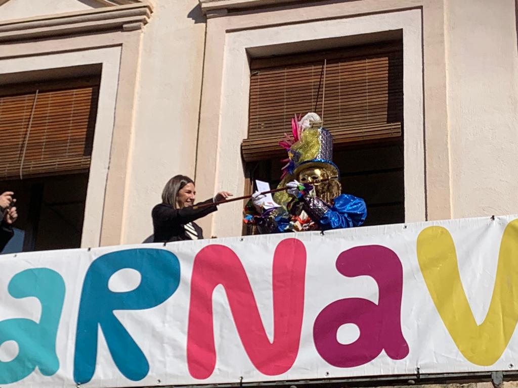 Entrega de la vara de mando al Rei Carnestoltes. Foto: Tots21